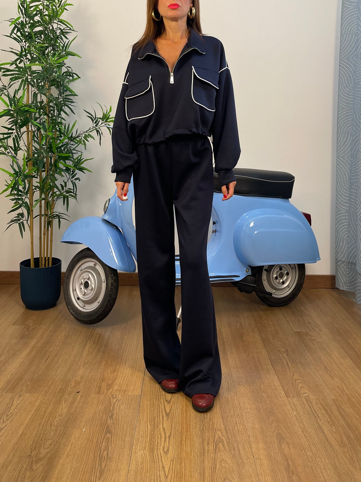 Tuta Sporty-Chic Blu Notte con Profili Bianchi A Contrasto