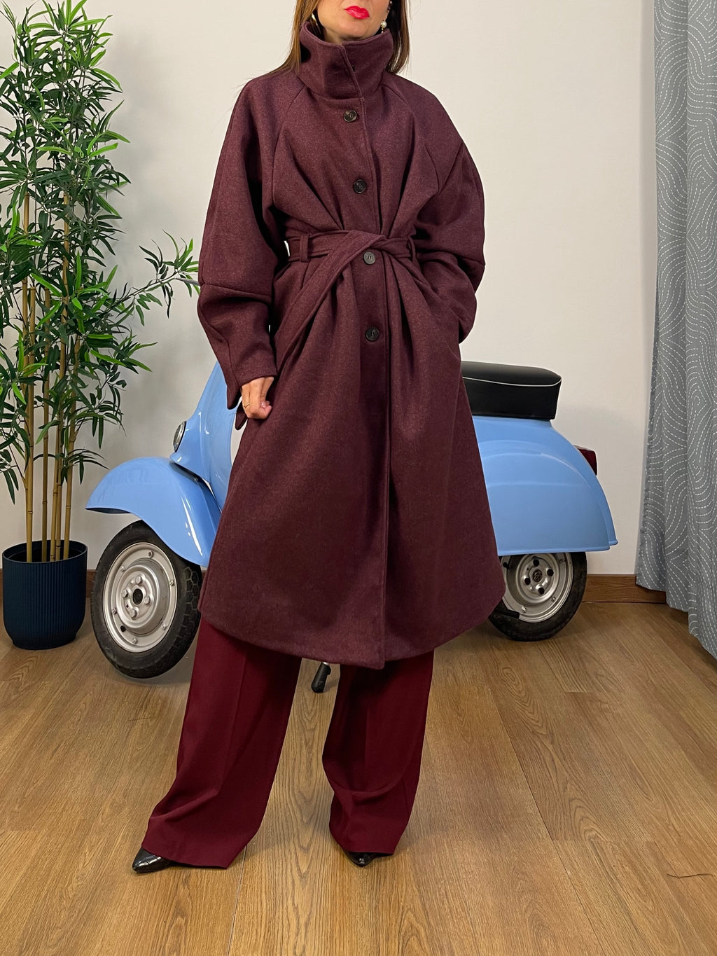 Cappotto Lungo in Panno Prugna con Collo Alto e Cintura
