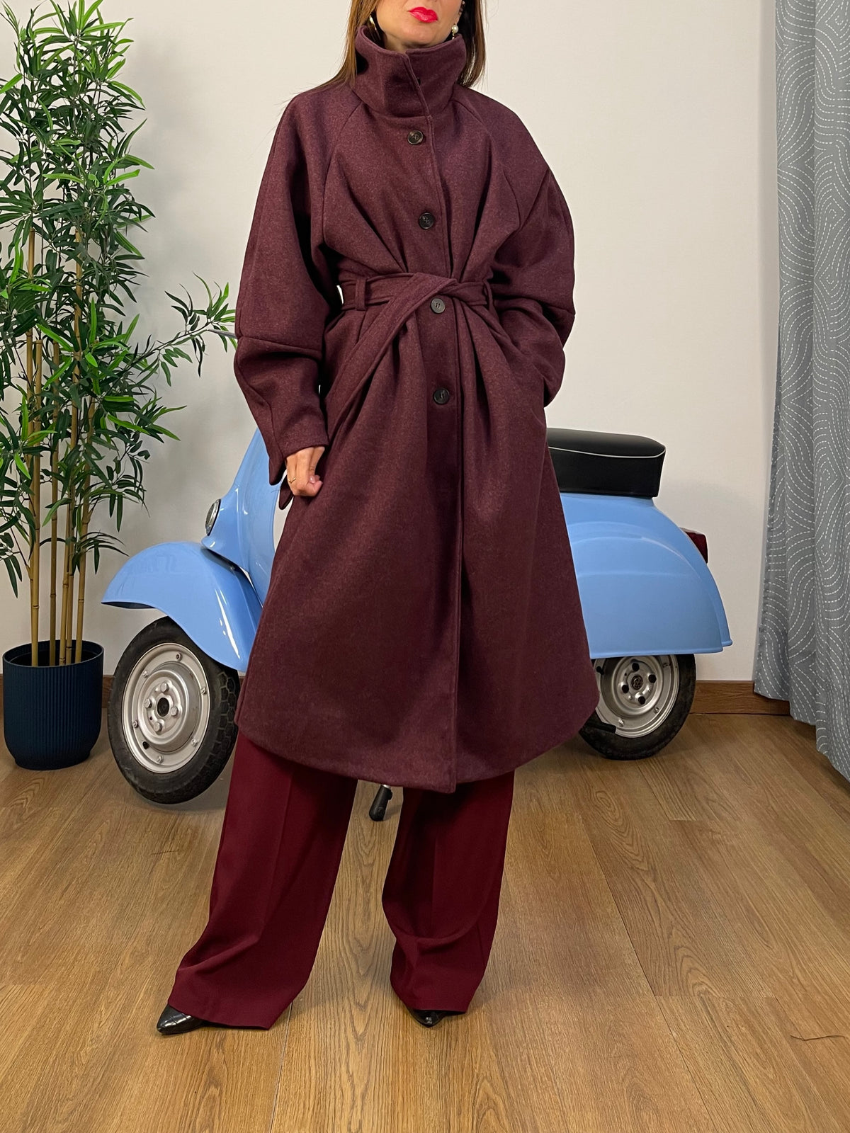 Cappotto Lungo in Panno Prugna con Collo Alto e Cintura