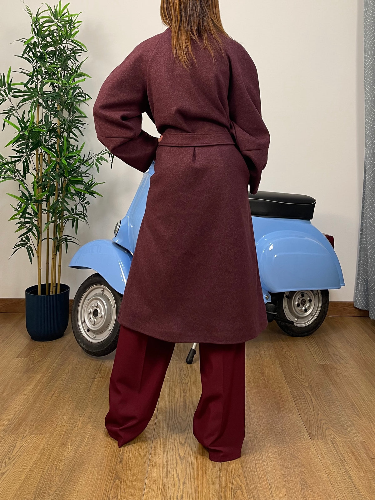 Cappotto Lungo in Panno Prugna con Collo Alto e Cintura